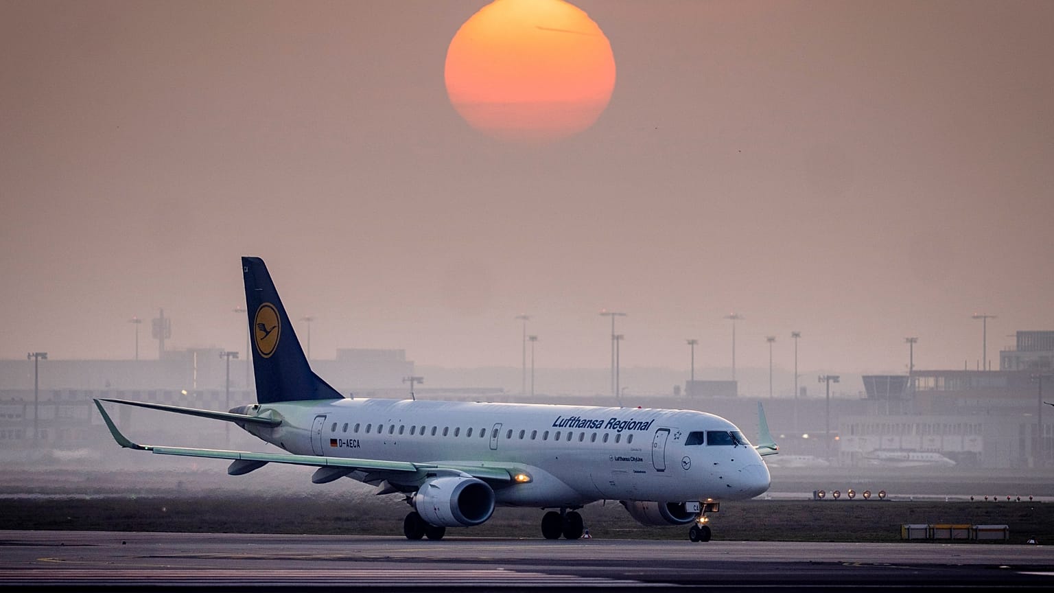 Ein Lufthansa-Flugzeug rollt zur Startposition auf dem Flughafen in Frankfurt, Deutschland.