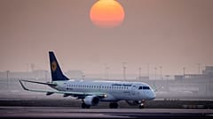 Ein Lufthansa-Flugzeug rollt zur Startposition auf dem Flughafen in Frankfurt, Deutschland.