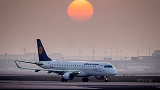 Ein Lufthansa-Flugzeug rollt zur Startposition auf dem Flughafen in Frankfurt, Deutschland.