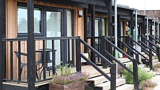 Viviendas modulares en Cambridge, gestionadas por la organización benéfica Jimmy's.