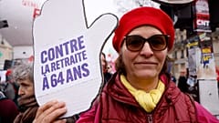 Demonstratin in Paris ist gegen diie Rente erst ab 64 Jahren.