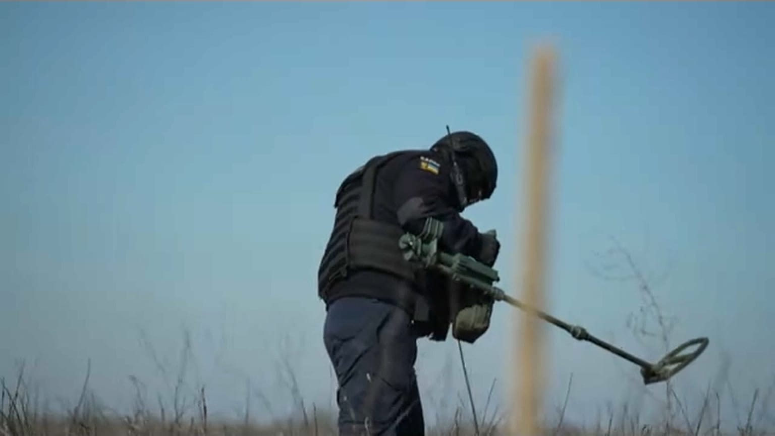 Equipos especiales realizar las labores de desminado de campos agrícolas