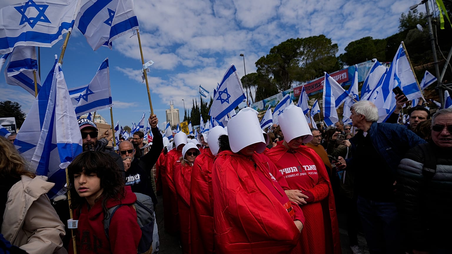 Proteste in Israel gegen die geplante Justizreform: In Berlin wird mit Spannung erwartet, wie Kanzler Scholz das Thema gegenüber Netanjahu bei dessen Besuch anspricht.