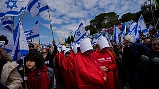 Proteste in Israel gegen die geplante Justizreform: In Berlin wird mit Spannung erwartet, wie Kanzler Scholz das Thema gegenüber Netanjahu bei dessen Besuch anspricht.
