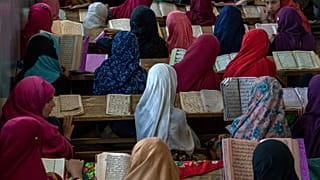 دختران افغان در حالی که در به تلاوت قرآن می‌پردازند؛ کابل افغانستان، اوت ۲۰۲۲