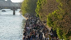 Imagen de uno de los paseos de París, junto al río Sena.