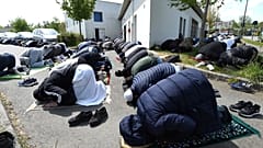 مسلمون يصلون خارج مركز أفيسين للثقافة الإسلامية في رين، غرب فرنسا 