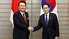 Japans Ministerpräsident Fumio Kishida und Südkoreas Präsident Yoon Suk Yeol 