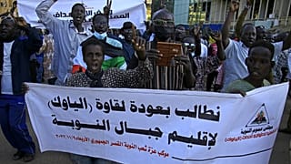 متظاهرون من شعوب النوبة السودانية يسيرون في العاصمة الخرطوم للاحتجاج على أعمال العنف القاتلة الأخيرة بين الأعراق في منطقتهم الجنوبية-في 9 نوفمبر 2022 