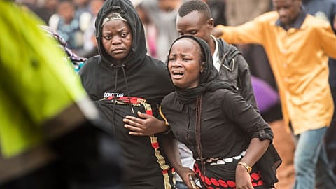 Une femme est accablée par le chagrin à Blantyre, dans le sud du Malawi, le mercredi 15 mars 2023.