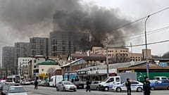 Füst tör a magasba az orosz Szövetségi Biztonsági Szolgálat, az FSZB helyi központjának épületéből Rosztov-na-Donuban 2023. március 16-án