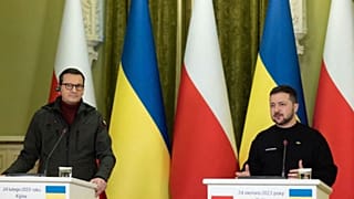 الرئيس الأوكراني فولوديمير زيلينسكي (يمين) ورئيس الوزراء البولندي ماتيوز موراويكي أثناء مؤتمر صحفي عقب محادثاتهما في كييف، 24 فبراير 2023  