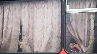 Des enfants partent pour un camp de réfugiés de l'État russe, à 10 km de la frontière russo-ukrainienne.