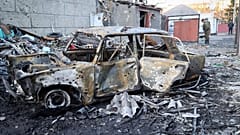 Autóroncs a kelet-ukrajnai Donyecki terület orosz megszállás alatt lévő részén fekvő Volnovahában 2023. március 13-án