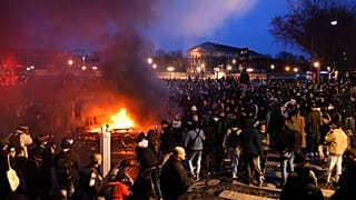 Tüntetők a párizsi Concorde téren 2023.03.16-án.