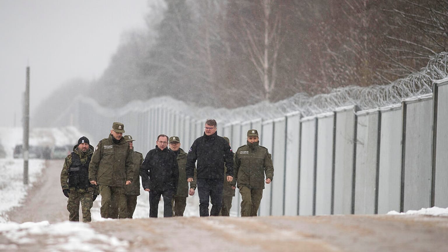 El ministro del Interior de Polonia, Mariusz Kaminsk, visita la frontera en Nomiki, Polonia, noviembre 2022