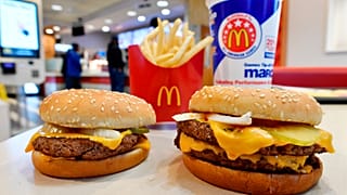 Egy McDonald's Quarter Poundert (balra) és Double Quarter Pound hamburgert mutatnak be friss marhahússal Atlantában