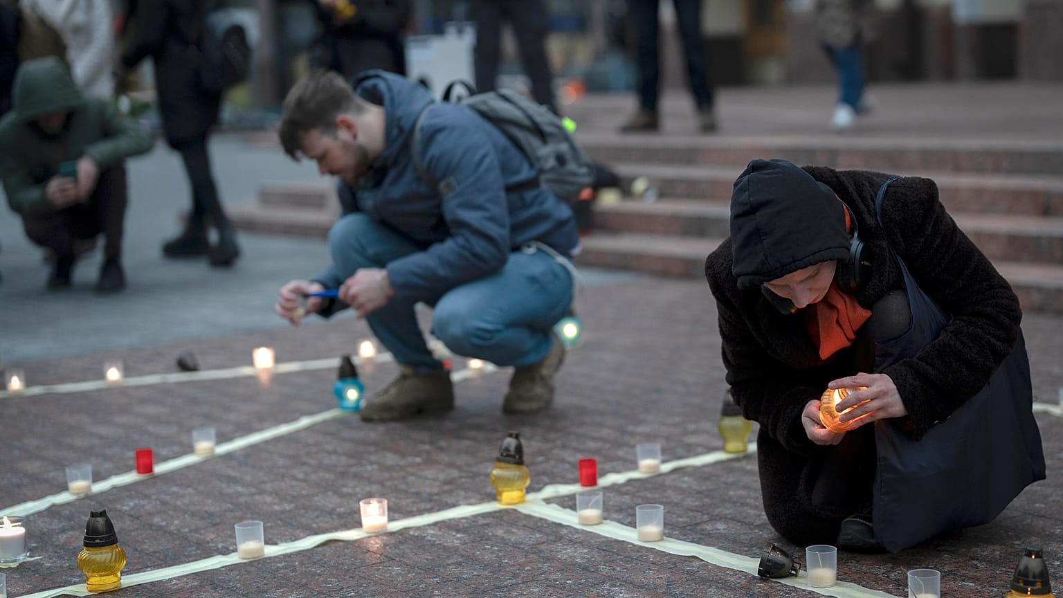 Homenaje en Kiev a los fallecidos en el bombardeo al teatro de Mariúpol (Ucrania).