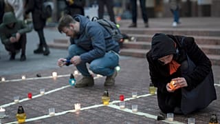 Homenaje en Kiev a los fallecidos en el bombardeo al teatro de Mariúpol (Ucrania).