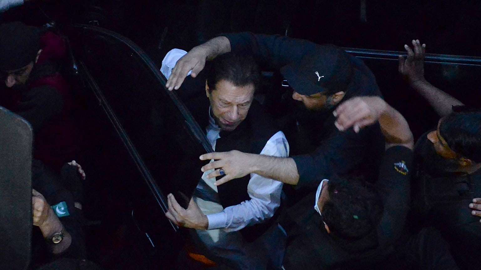 عمران خان أثناء دخوله المحكمة