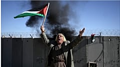  مسن فلسطيني خلال مظاهرة ضد مستوطنة إسرائيلية جديدة في قرية قلنديا بالقرب من مدينة رام الله بالضفة الغربية 20 يناير 2023
