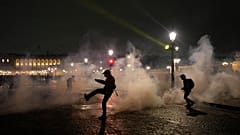 Polis parlamento binası yakınlarındaki Concorde meydanında toplanan protestoculara göz yaşartıcı gaz kullandı