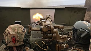 Ukrainische Soldaten feuern nahe Bachmut auf den Gegner an diesem Samstag 18. März