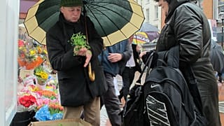 Un vendedor de tréboles en una calle de Dublín.