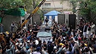 کاروان عمران خان در حال رفتن به سمت محل برگزاری دادگاه در اسلام آباد
