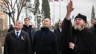 Владимир Путин посетил детский центр в аннексированном Севастополе в окружении чиновников и митрополита Тихона (Шевкунова), которого СМИ называют "духовником" президента РФ.