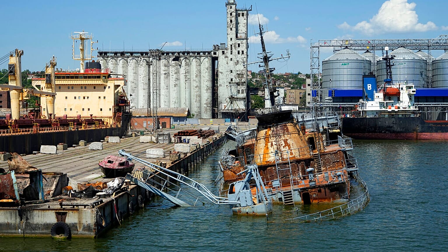 Carico di grano in partenza dal porto di Mariupol. 