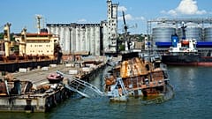 Carico di grano in partenza dal porto di Mariupol. 