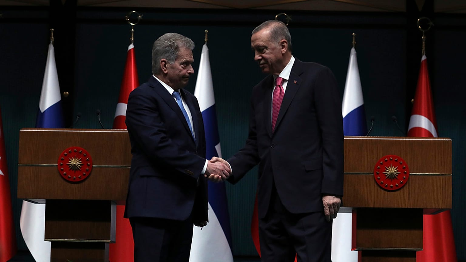 A török államfő, recep Tayyip Erdogan és a finn elnök, Sauli Niinisto kezet ráznak egy pénteki sajtótájékoztató után 
