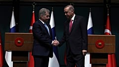 A török államfő, recep Tayyip Erdogan és a finn elnök, Sauli Niinisto kezet ráznak egy pénteki sajtótájékoztató után 
