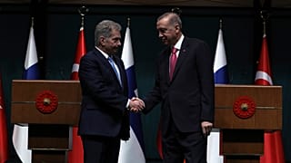 A török államfő, recep Tayyip Erdogan és a finn elnök, Sauli Niinisto kezet ráznak egy pénteki sajtótájékoztató után 
