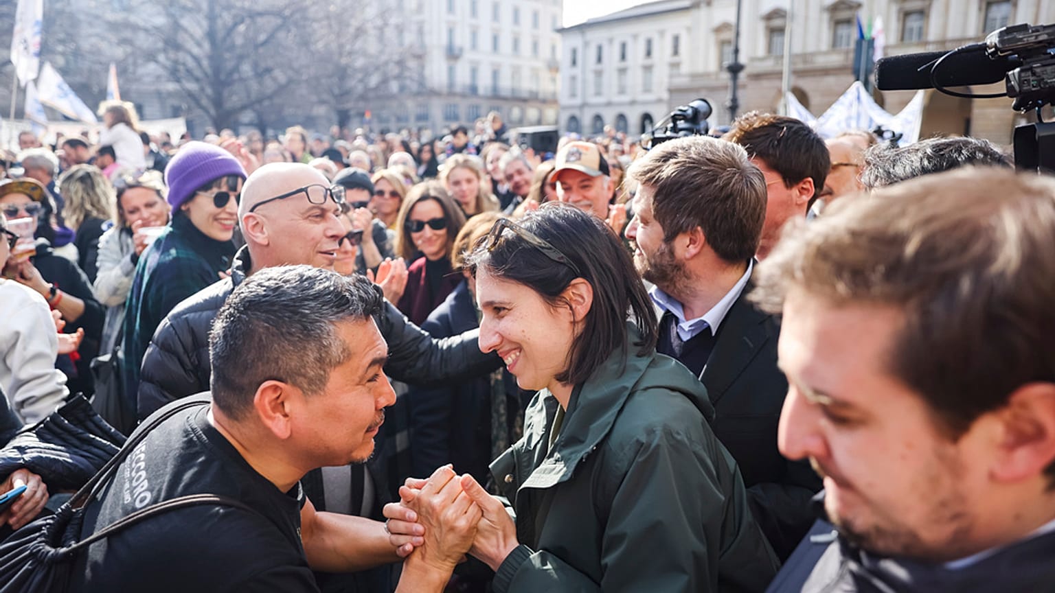 La dirigente del Partido Democrático Elly Schlein, en el centro, asiste a una sentada de protesta contra las recientes medidas del Gobierno italiano en materia LGTBIQ