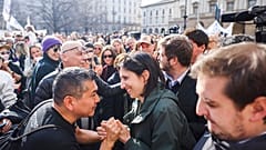La dirigente del Partido Democrático Elly Schlein, en el centro, asiste a una sentada de protesta contra las recientes medidas del Gobierno italiano en materia LGTBIQ