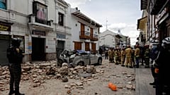 Ένα από τα θύματα στον Ισημερινό επέβαινε σε αυτοκίνητο που καταπλακώθηκε από σπίτι