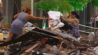 Zwei Frauen in der süd-ecuadorianischen Stadt Machala suchen nach Gegenständen in den Trümmern ihres Hauses, das vom Erdbeben zerstört wurde