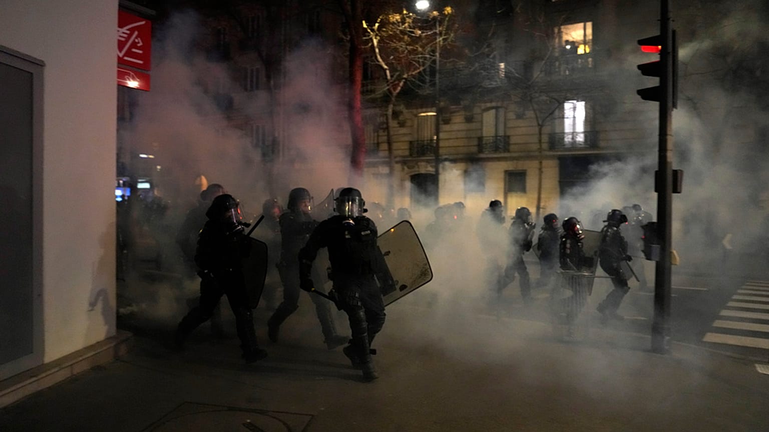 Agentes de policía avanzan hacia los manifestantes durante una protesta en París, el sábado 18 de marzo de 2023.
