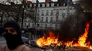 La Francia brucia.