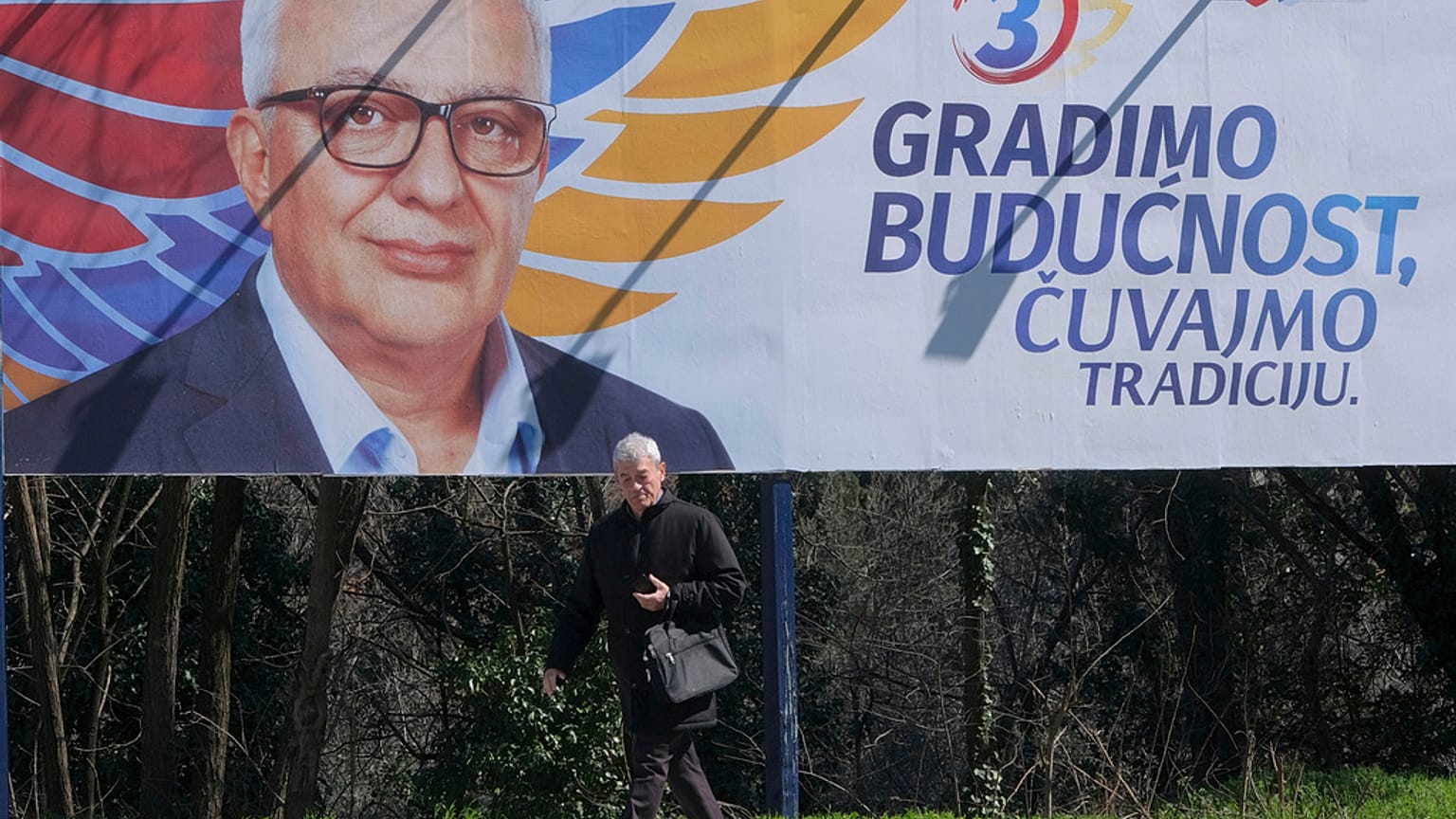 Wahlplakat mit Andrija Mandic, Parteivorsitzender der Volksfront, Podgorica, Montenegro, 16. März 2023.