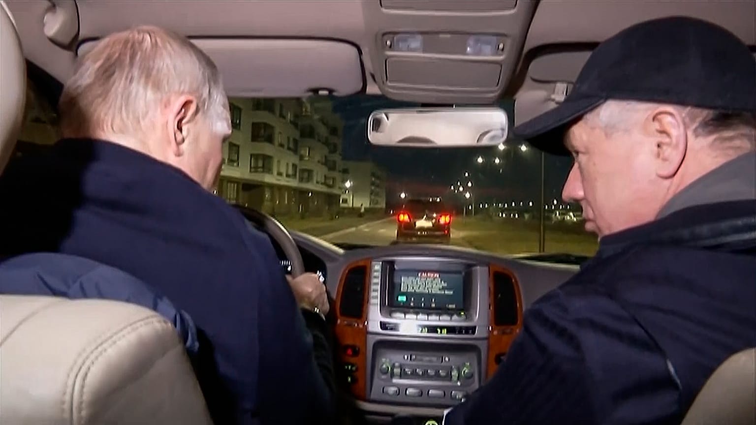 Wladimir Putin fährt durch Mariupol