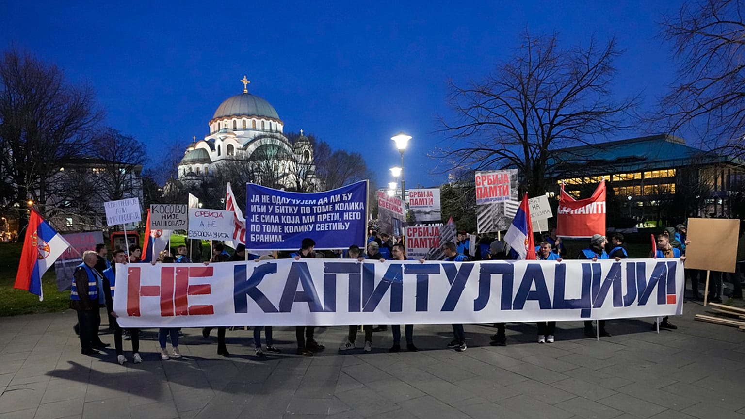 Banner "Nein zur Kapitulation", während eines Protestes gegen den französisch-deutschen Plan zur Lösung des Kosovo-Konfliktes, Belgrad, 17. März 2023