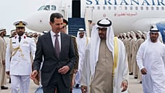 الرئيس السوري بشار الأسد ونظيره الإماراتي محمد بن زايد في مطار أبوظبي 19/03/2023