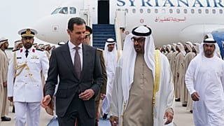 الرئيس السوري بشار الأسد ونظيره الإماراتي محمد بن زايد في مطار أبوظبي 19/03/2023
