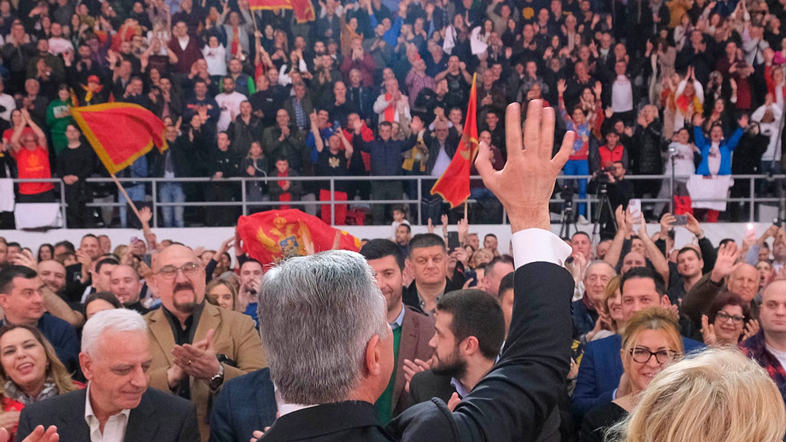 Ο φιλοδυτικός υποψήφιος Milo Djukanovic χαιρετά τους υποστηρικτές του κατά τη διάρκεια προεκλογικής συγκέντρωσης στην Ποντγκόριτσα του Μαυροβουνίου, Παρασκευή 17 Μαρτίου 2023.