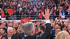 Ο φιλοδυτικός υποψήφιος Milo Djukanovic χαιρετά τους υποστηρικτές του κατά τη διάρκεια προεκλογικής συγκέντρωσης στην Ποντγκόριτσα του Μαυροβουνίου, Παρασκευή 17 Μαρτίου 2023.