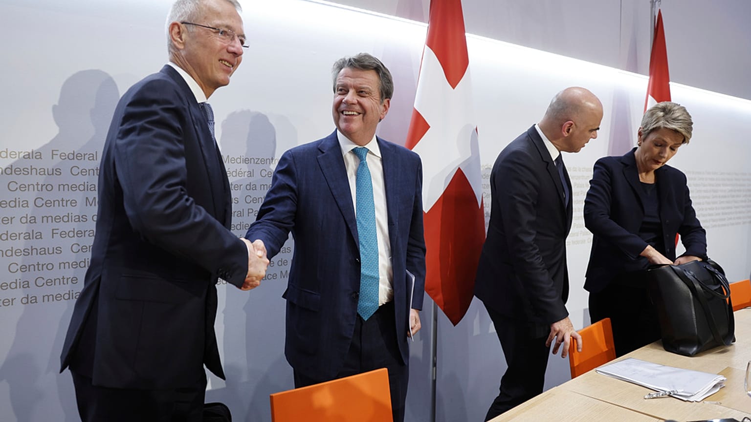 Axel Lehmann, CEO Credit Suisse, Colm Kelleher, CEO UBS, Alain Berset, presidente Banca federale svizzera e la ministra delle Finanze, Karin Keller-Sutter. (Berna, 19.3.2023)