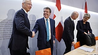 Axel Lehmann, CEO Credit Suisse, Colm Kelleher, CEO UBS, Alain Berset, presidente Banca federale svizzera e la ministra delle Finanze, Karin Keller-Sutter. (Berna, 19.3.2023)